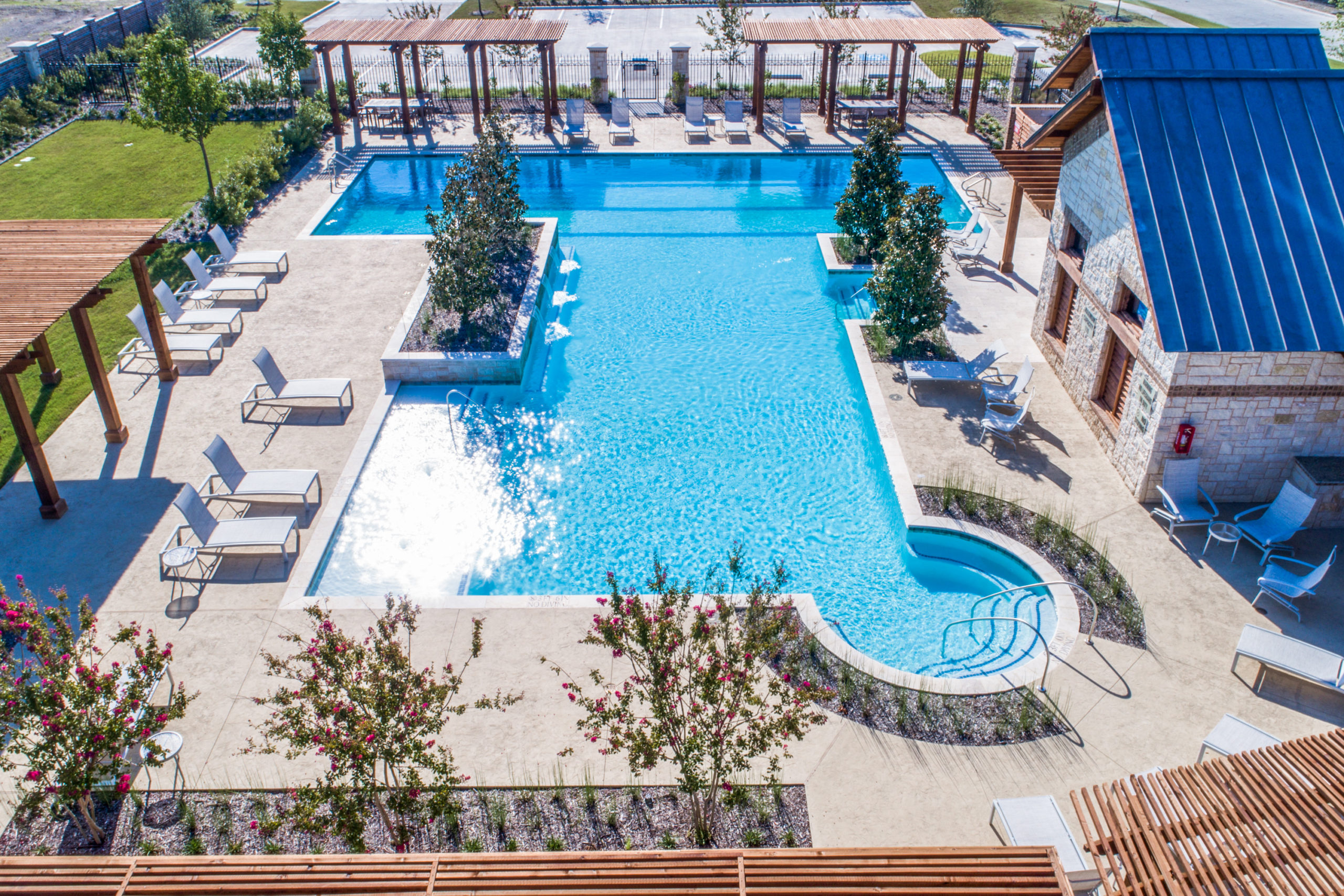 A Pool That’s Easy on the Eyes and Ears, Please