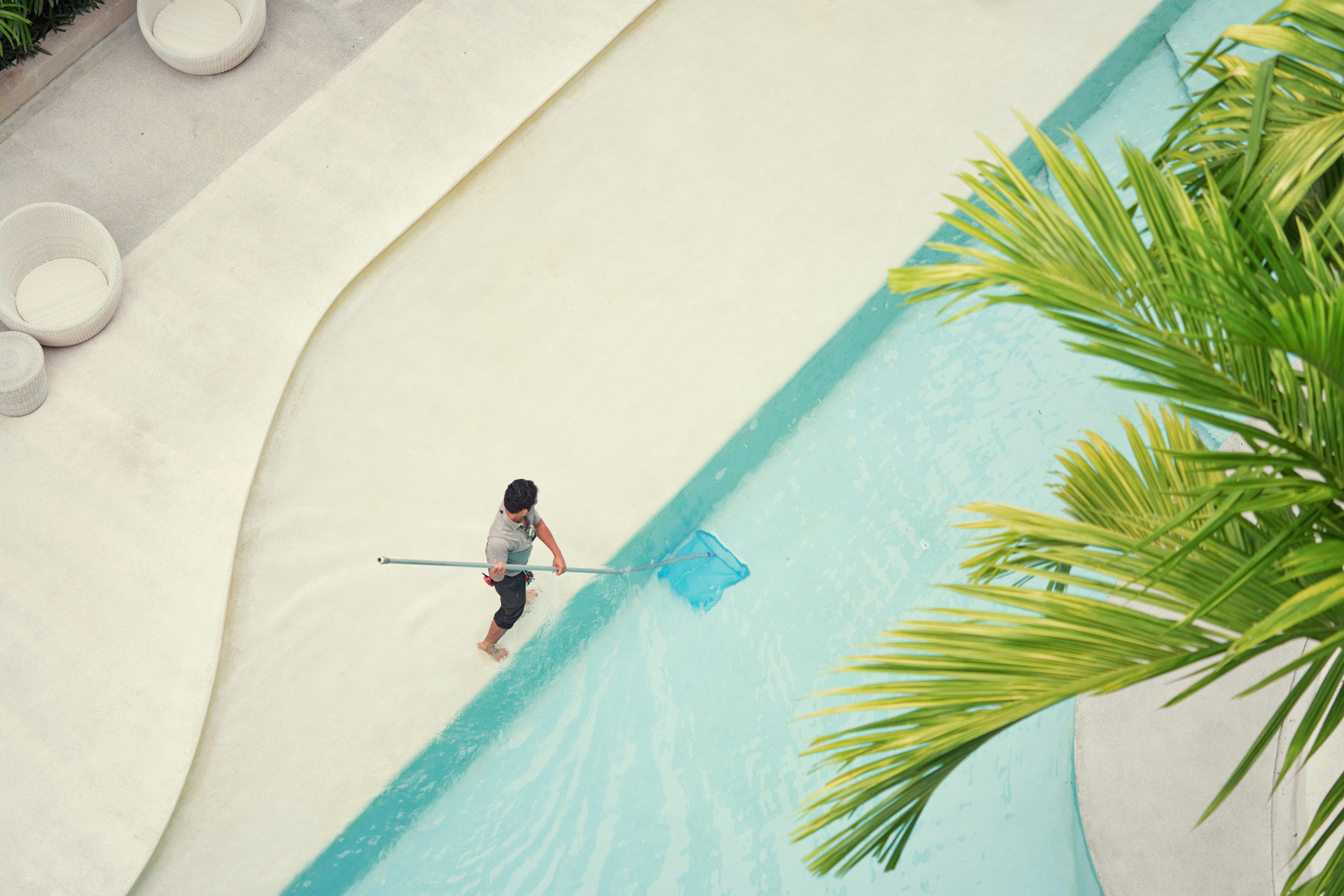 4 Factors to consider when looking for pool maintenance professionals